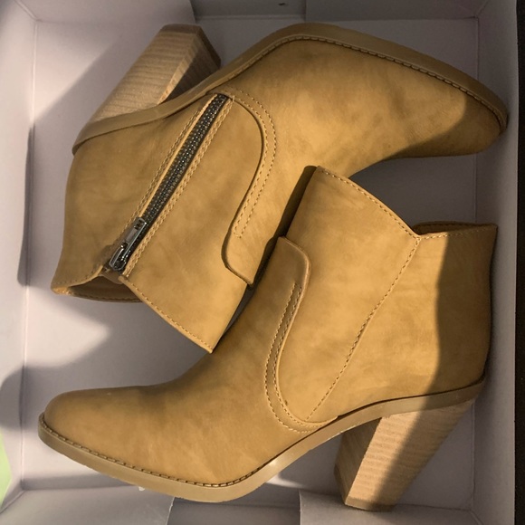 DV8 by Dolce Vita Coganc Tan Ankle High Bootie 7 - Picture 3 of 5
